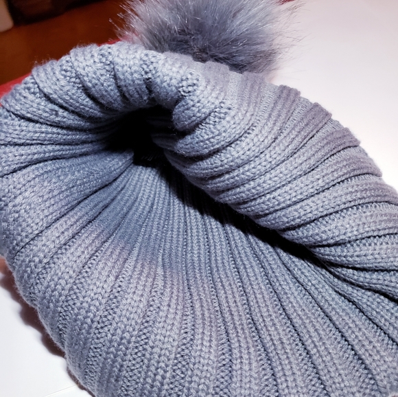 NWOT Grey Ribbed Cuffed Beanie w/ Pom-Pom - Picture 4 of 5
